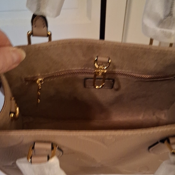 Source Unknown Elegant Tan Handbag With Gold Tone Hardware And Crossbody Strap - Picture 11 of 15